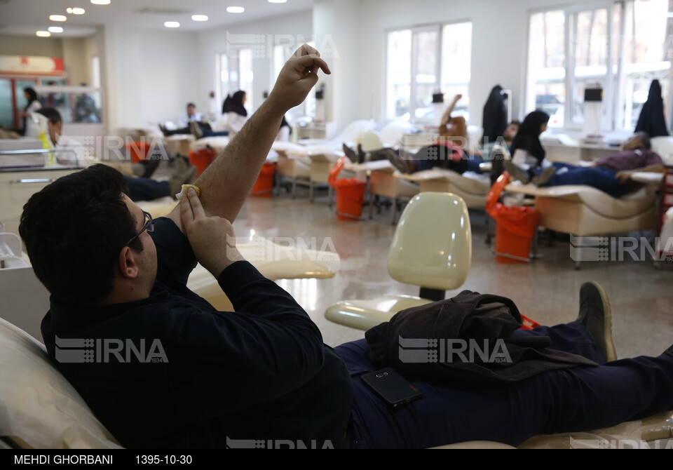 مراجعه مردم برای اهدای خون به مصدومان حادثه ساختمان پلاسکو