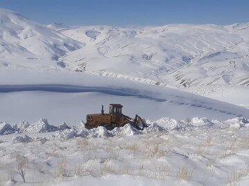 برفروبی محورهای سختگذر روستایی تکاب