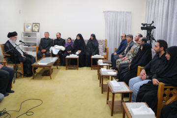 La rencontre des familles des récents martyrs de la DCA iranienne le Leader de la RII