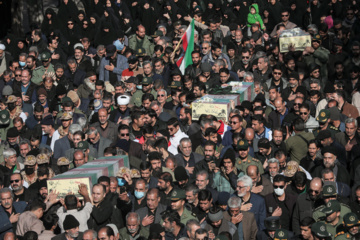 Iran : enterrement des corps de soldats martyrs inconnus à Yazd