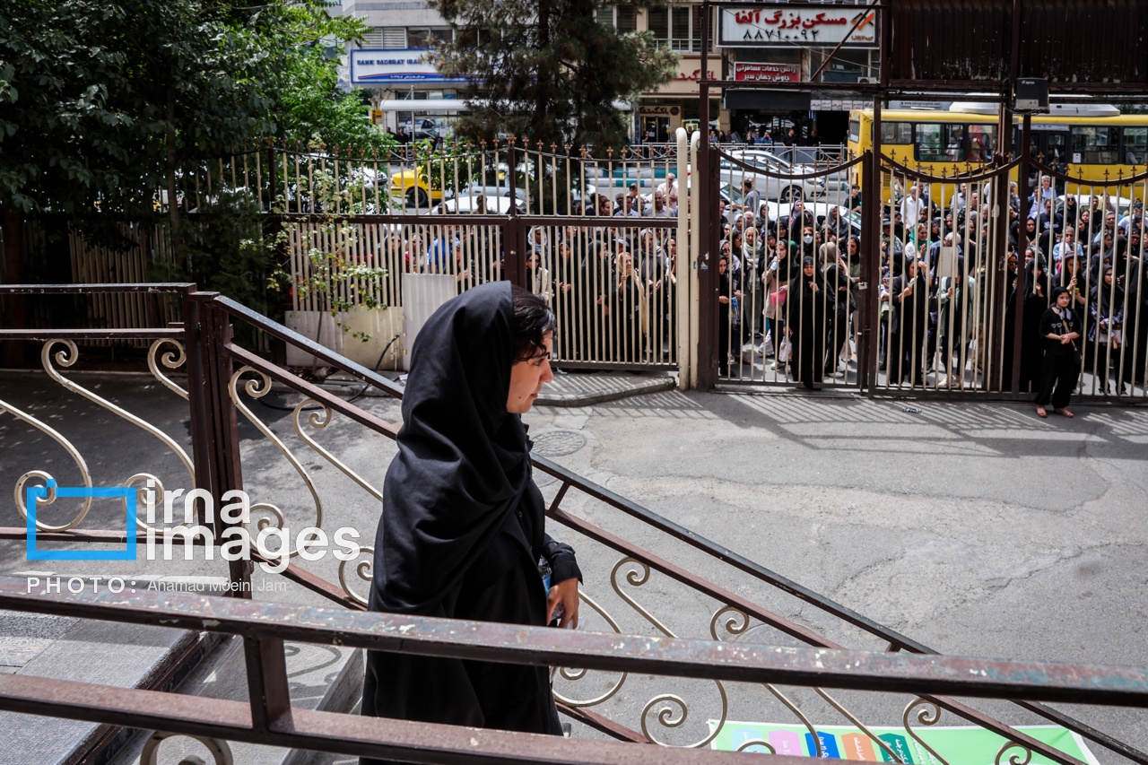 نوبت دوم آزمون سراسری ۱۴۰۳- انتظار خانواده ها در محوطه دانشکده اقتصاد دانشگاه تهران