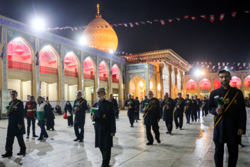 آیین لاله گردانی خادمان حرم شاهچراغ در شهادت امام رضا (ع)