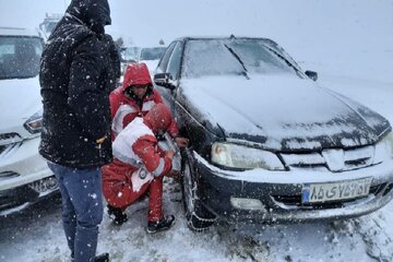 امدادگران هلال احمر میاندوآب ۱۲۶ خودرو گرفتار در برف و کولاک را رهاسازی کردند