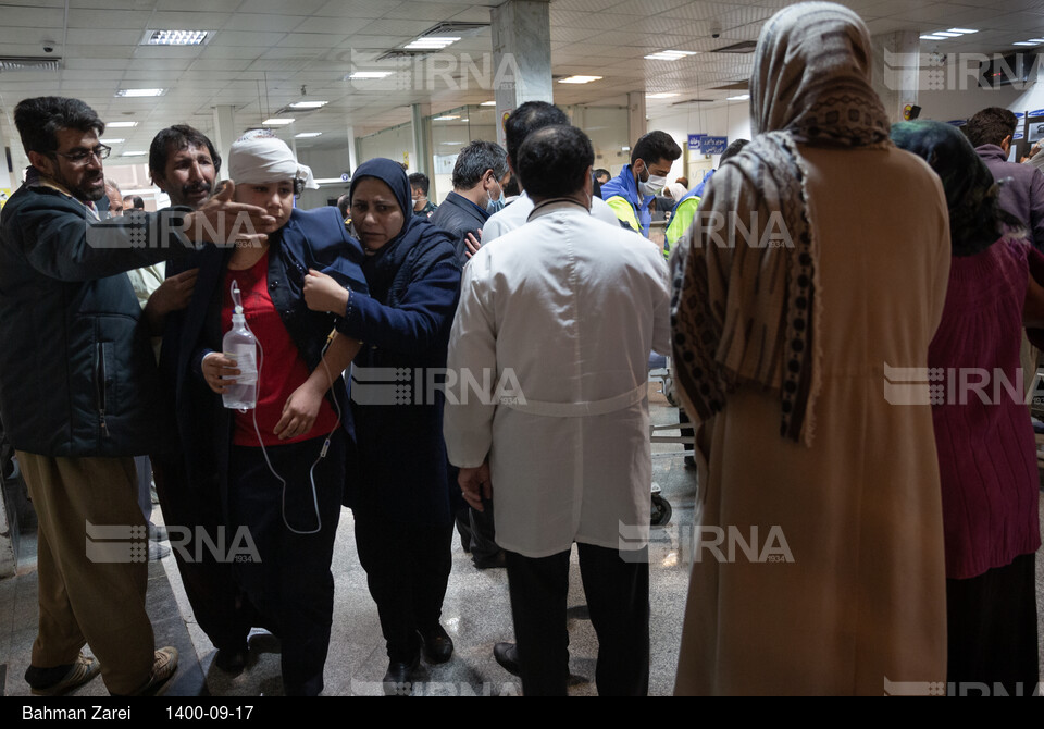 انتقال دانش آموزان مصدوم حادثه تصادف به بیمارستان کرمانشاه