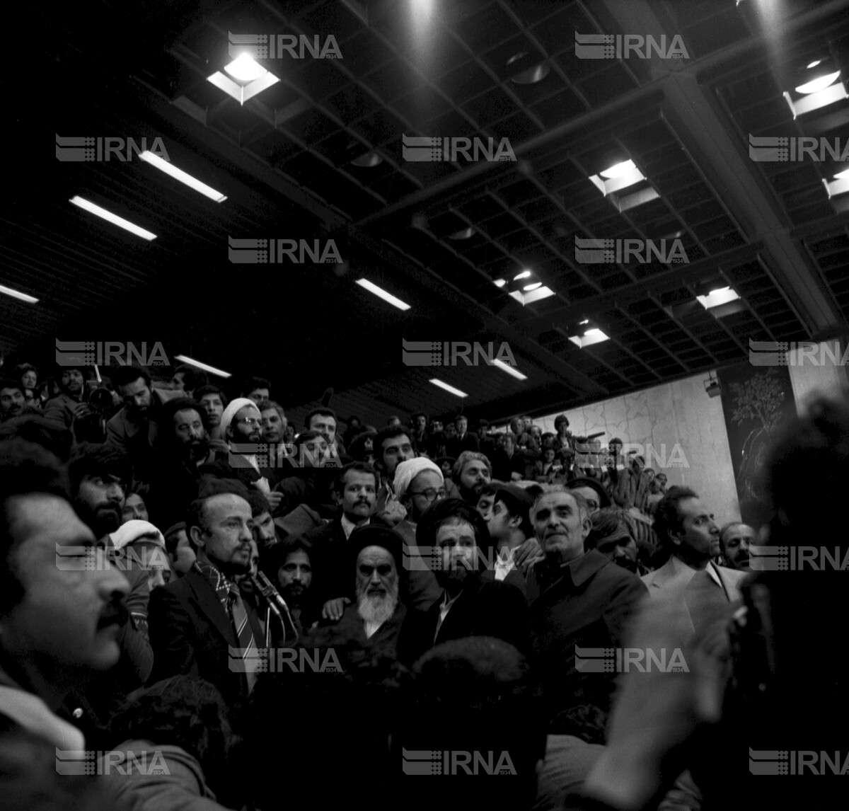 ورود امام خمینی بنیانگذار جمهوری اسلامی به ایران - استقبال در فرودگاه مهرآباد