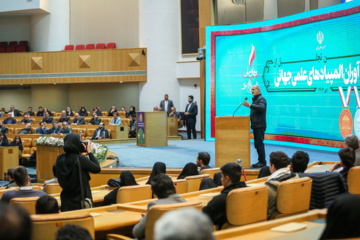 Ceremonia de honrar a los medallistas de olimpiadas científicas 2024