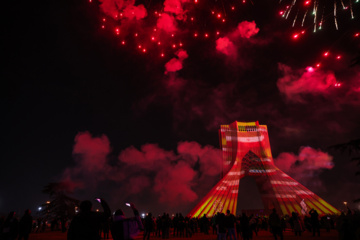 La tour Azadi de Téhéran brille à l'occasion de l'anniversaire de la révolution islamique