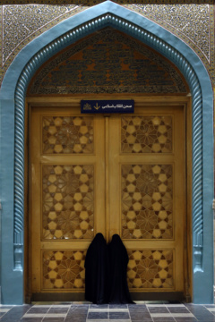 L'ambiance du sanctuaire de l'Imam Reza (P) à la veille de l’anniversaire de la bienheureuse naissance du très vénéré Imam Ali (P)