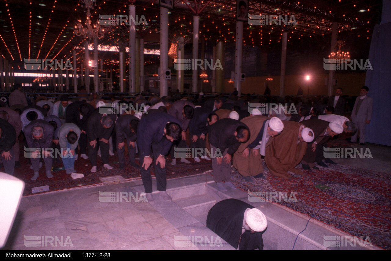 اقامه نماز آخرین جمعه سال 1377 تهران به امامت آیت الله جنتی