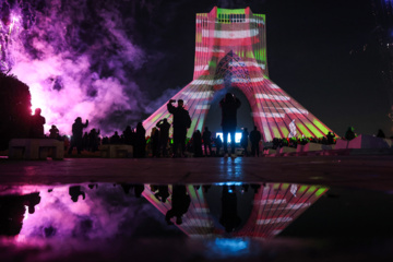 La tour Azadi de Téhéran brille à l'occasion de l'anniversaire de la révolution islamique