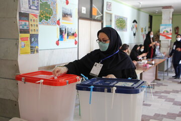 حضور اقشار مختلف مردم ماکو در پای صندوق‌های رای