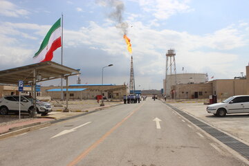 آیین افتتاح و توسعه میدان نفتی آذر