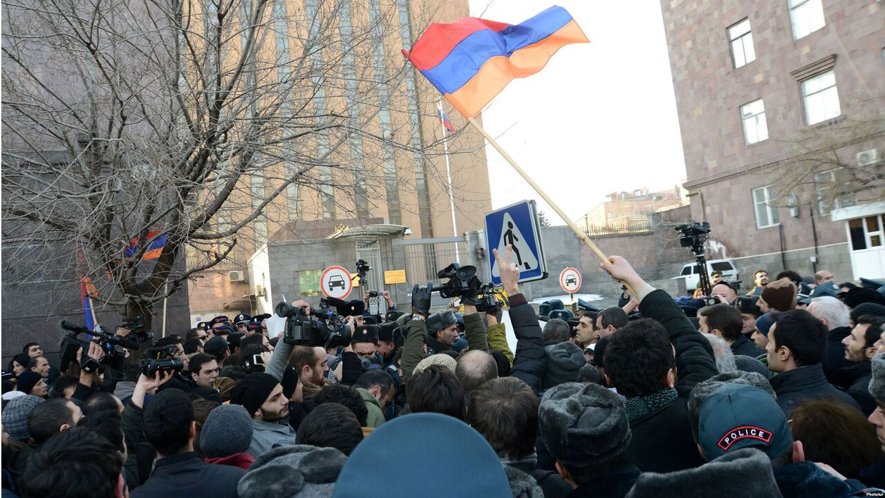 ادامه بحران سیاسی در ارمنستان؛ مخالفان به یک ساختمان دولتی هجوم بردند