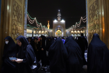 L'ambiance du sanctuaire de l'Imam Reza (P) à la veille de l’anniversaire de la bienheureuse naissance du très vénéré Imam Ali (P)