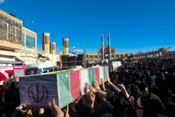 Ceremonia de recibimiento de 8 mártires desconocidos de la Defensa Sagrada en Yazd