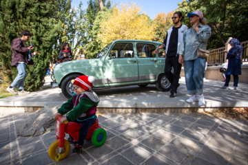 گردهمایی خودروهای تاریخی در کاخ چهلستون اصفهان