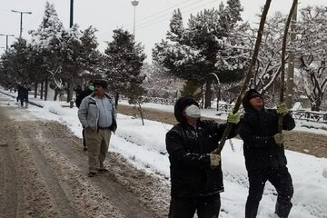 برف‌روبی معابر شهر میاندوآب توسط عوامل شهرداری