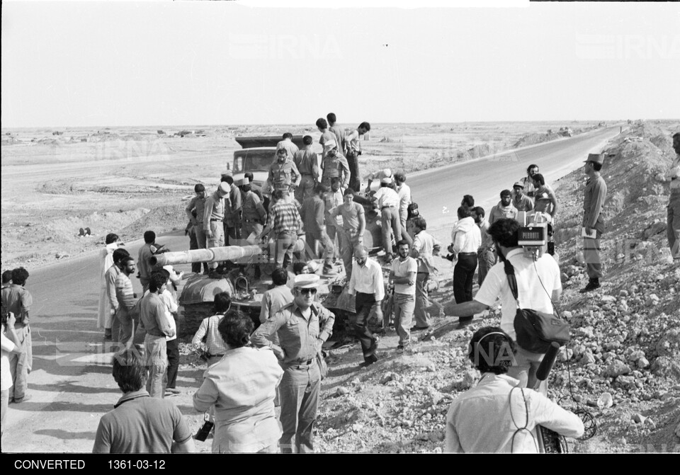 بازدید خبرنگاران خارجی از خرمشهر و هویزه - جبهه های جنوب - عملیات بیت المقدس