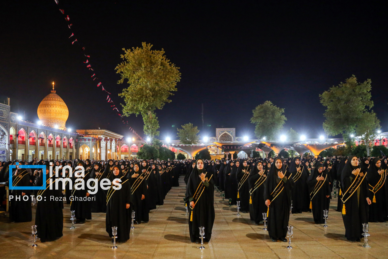 آیین لاله گردانی خادمان حرم شاهچراغ در شهادت امام رضا (ع)