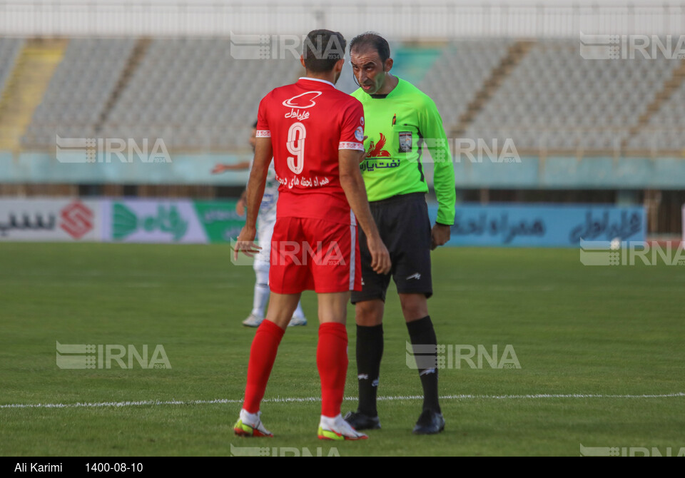 دیدار تیم های فوتبال پرسپولیس تهران و آلومینیوم اراک