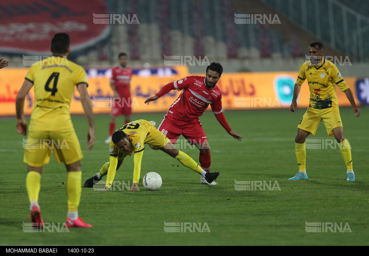 دیدار تیمهای فوتبال پرسپولیس و فجر سپاسی شیراز