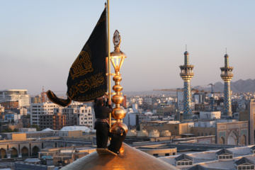 Servants change dome flag at Imam Reza (AS) shrine