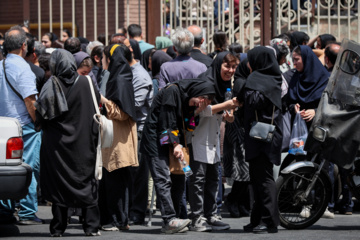 نوبت دوم آزمون سراسری ۱۴۰۳- انتظار خانواده ها در محوطه دانشکده اقتصاد دانشگاه تهران