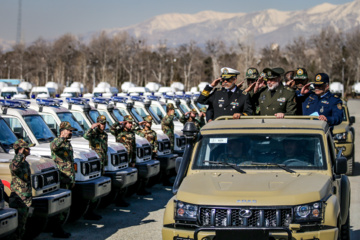 
Des véhicules tactiques, des drones et des systèmes de surveillance audio rejoignent les forces terrestres de l'armée iranienne
