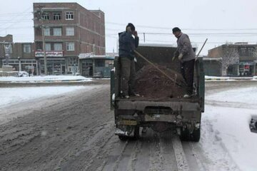 برف‌روبی معابر شهر میاندوآب توسط عوامل شهرداری