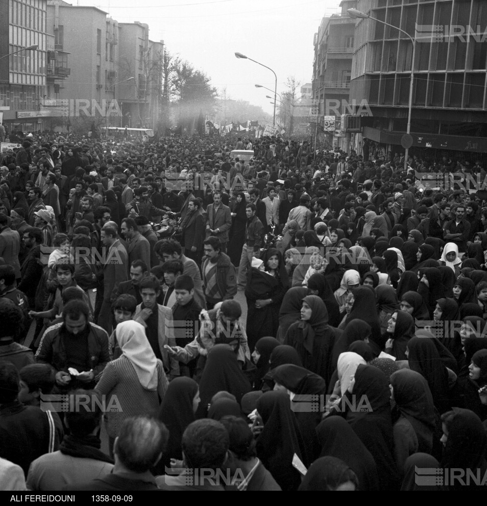 راهپیمایی مردم تهران و نماز جمعه در روز عاشورای حسینی