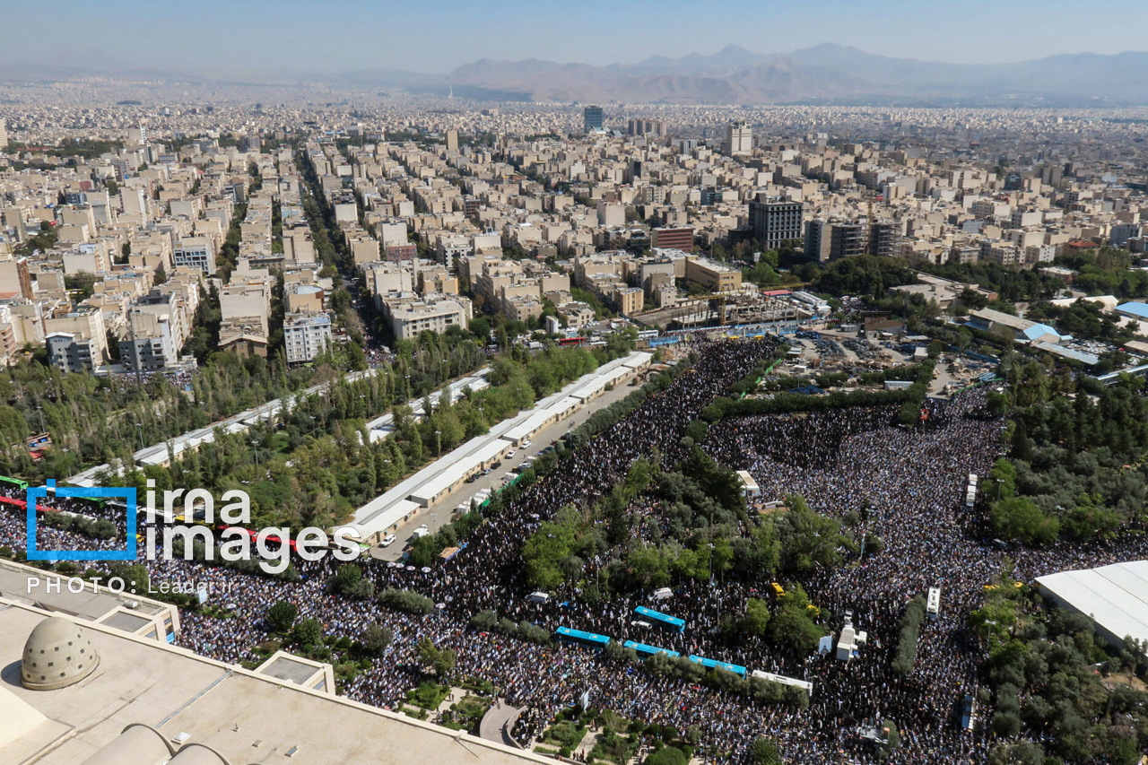 اقامه نماز جمعه تهران به امامت رهبر انقلاب و بزرگداشت شهید «سید حسن نصرالله»