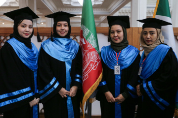 Téhéran (IRNA)-La cérémonie de remise des diplômes de 500 étrangers de 22 nationalités différentes, qui viennent de terminer leurs études dans les universités iraniennes, a eu lieu ce jeudi après-midi (12 décembre 2024) à l'université de Chiraz et dans le sanctuaire sacré de Shahcheragh (PSL). (Photo : Reza Qaderi)