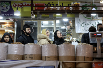 Compras para la noche de Yalda en Teherán