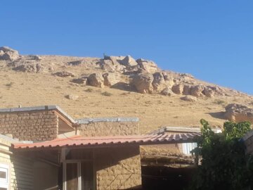 ریزش سنگ ساکنان روستای شیخلر در بوکان راتهدید میکند