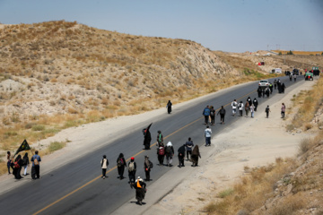 زائران پیاده در راه مشهد الرضا(ع)