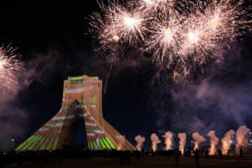 La tour Azadi de Téhéran brille à l'occasion de l'anniversaire de la révolution islamique