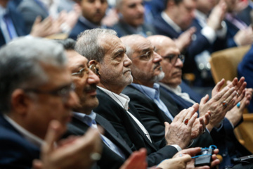 Le président iranien visite l'exposition commerciale internationale avec l'Eurasie