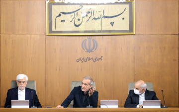 Iran’s new cabinet holds first session