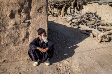 روستای ماخونیک؛ مردمان ماخونیک لباس‌هایی به مانند بلوچی‌ها دارند و شلوار، پیراهن و دستار می‌پوشند.