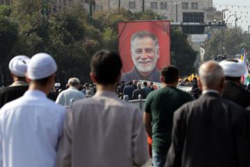 Ceremonia fúnebre en Mashhad por el general Nilforushan