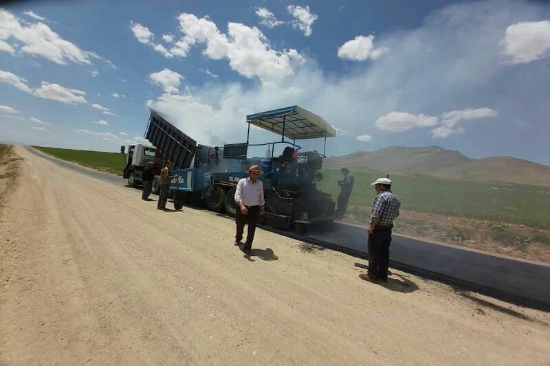 آسفالت 12 کیلومتر از راه‌های روستایی شاهین‌دژ آغاز شد