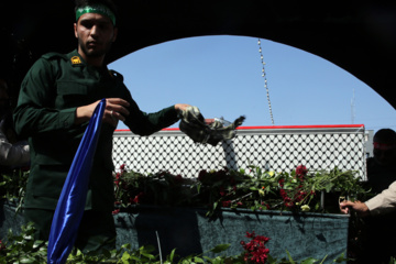 Ceremonia fúnebre en Mashhad por el general Nilforushan