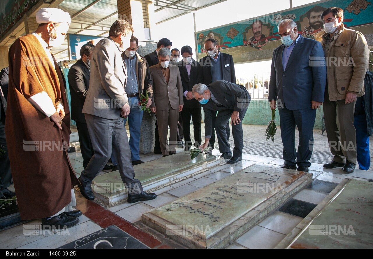 سفر وزیر آموزش و پرورش به کرمانشاه - حضور وزیر آموزش و پرورش در گلزار شهدا
