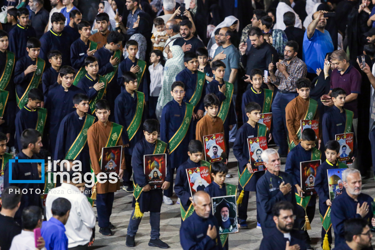 آیین لاله گردانی خادمان حرم شاهچراغ در شهادت امام رضا (ع)