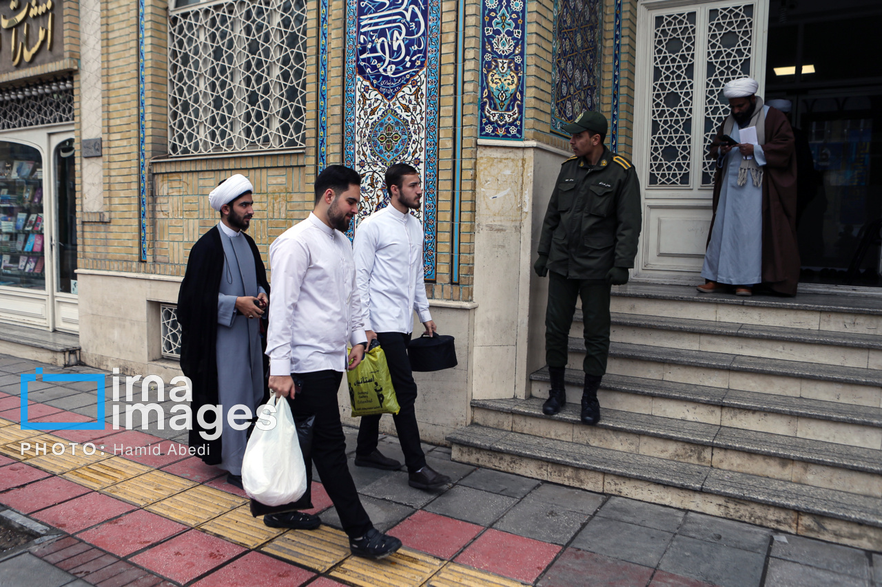 Iran : cérémonies de remise des turbans aux étudiants de l'école de théologie de Qom 