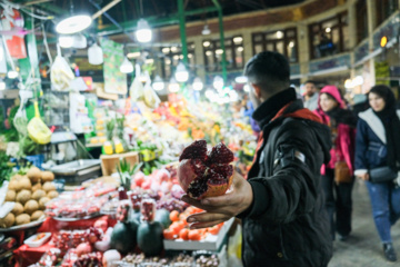 Compras para la noche de Yalda en Teherán