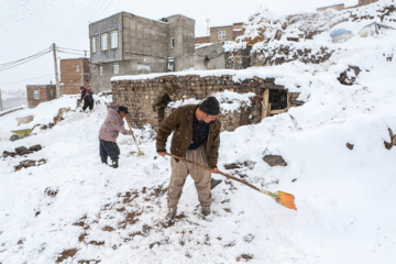 بارش برف زمستانی در روستای اسکندان اسکو