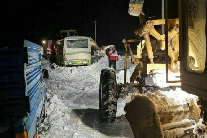 ۵۱ خودرو گرفتار در برف و کولاک در باروق نجات یافتند