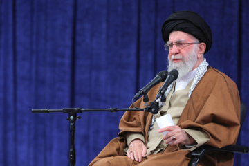 Le Leader de la Révolution islamique, l'Ayatollah Khamenei, reçoit des commandants de l'armée de l'air et de la défense aérienne, le vendredi 7 février 2025. (leader.ir)