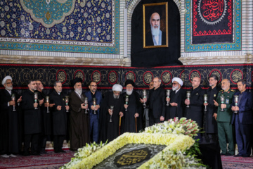 La cérémonie de commémoration du triste anniversaire du martyre de l'Imam Ali Ibn Mussa al-Reza (béni soit-il) a eu lieu mardi soir (3 septembre 2024) à Machhad en présence des serviteurs, des pèlerins et des personnes en deuil du 8ème Imam, l'Imam Reza, (Que le Salut de Dieu soit sur lui et sur sa descendance), à la Cour du Grand Prophète de son saint sanctuaire au nord-est de l’Iran. Photo : Mohsen Bakhshandeh